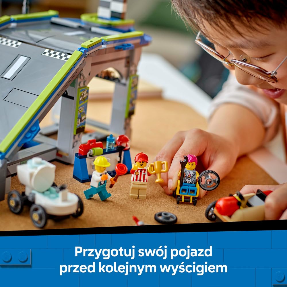 LEGO City Bez Granic: Tor z Rampami Dla Wyścigówek, Konstrukcyjna Zabawka dla Dziecka do Zbudowania, Pojazdy z Minifigurkami, w tym Hydraulik, Prezent dla 6-latka, dla Chłopca i Dziewczynki, 60460