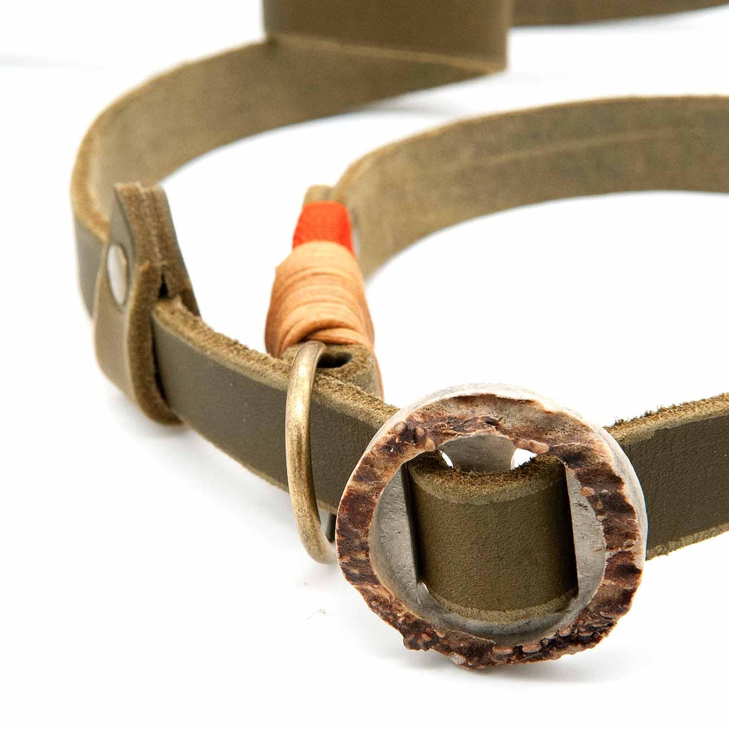 Retrieverleine Leder 20 mm in Oliv-Grün | Spiced Olive | Moxon-Leine mit außergewöhnlichem Horn-Zugstopp | robuste und edle Hundeleine aus hochwertigem Fettleder mit integrierter Halsung - 230 cm