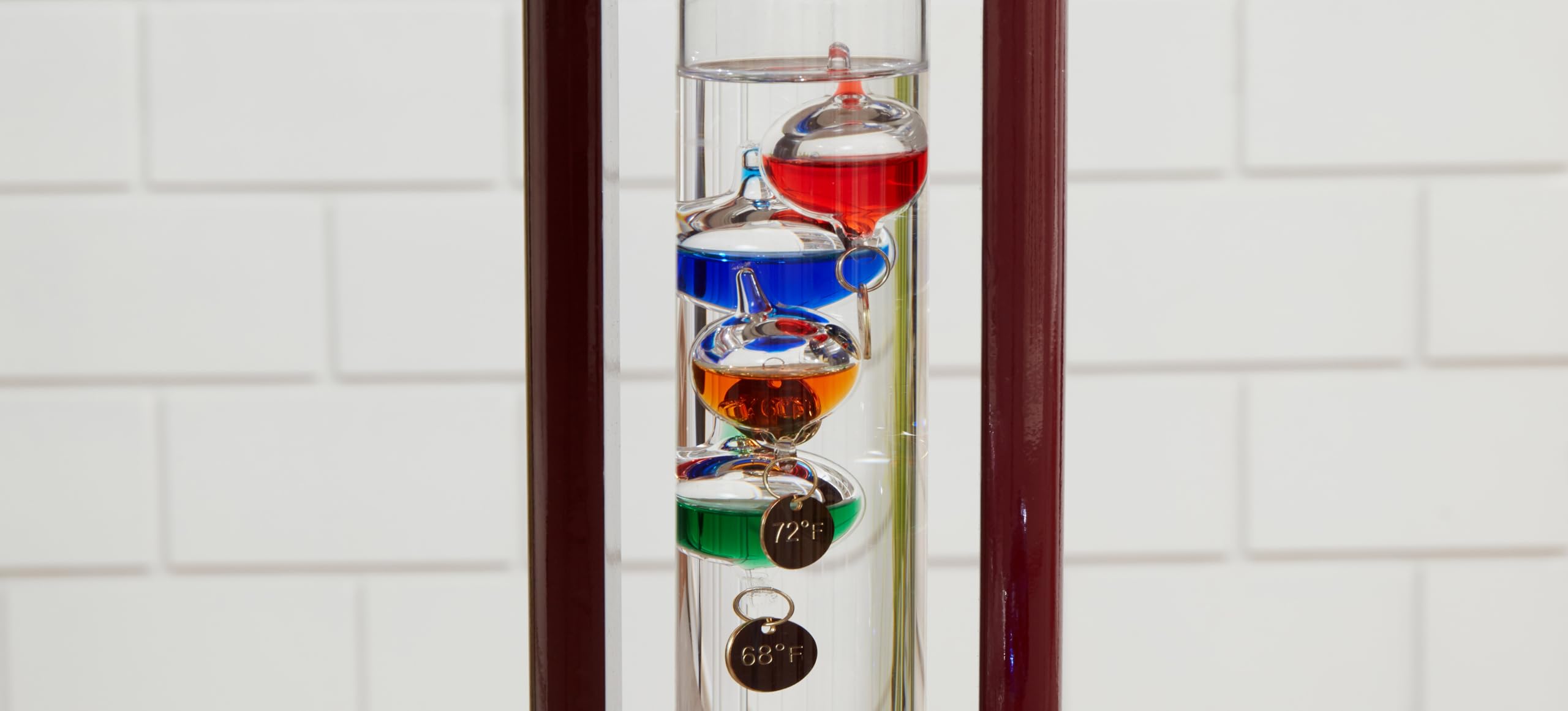 Galileo-Thermometer mit Holzrahmen und 5 farbigen Kugeln von 64ºF bis 80ºF, Galileo-Thermometer, wunderschönes Geschenk für Familie oder Freunde, Geschenk für Zuhause, Büro, Innen- und Außendekoration