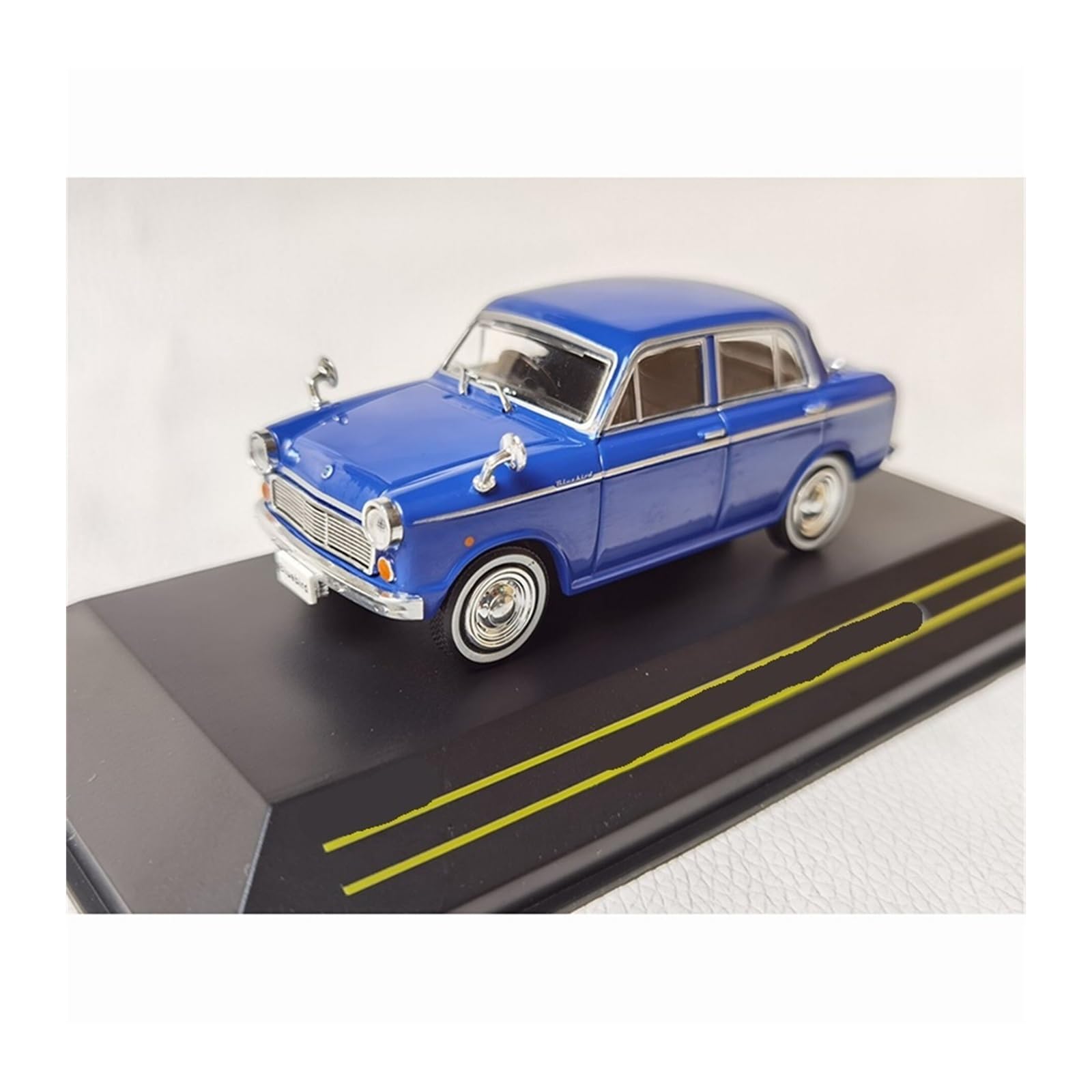 Amazon | ミニカーモデル 1:43スケール 日産 ダットサン ブルーバード