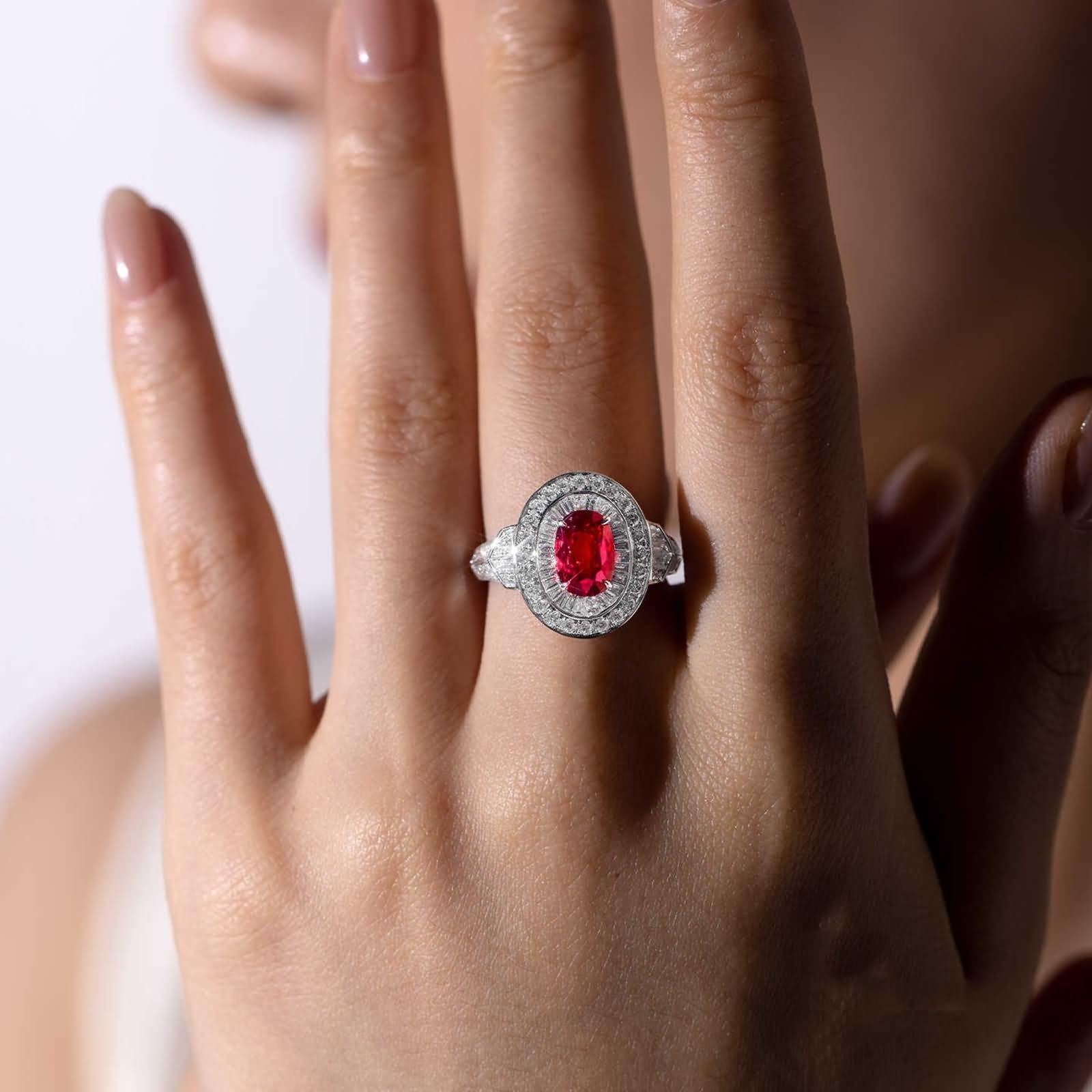 Anello di fidanzamento in oro 9 K/14 K/18 K in rubino sintetico, anello da cocktail con pietra preziosa pavé di lusso per lei, anelli di anniversario con rubino ovale coltivato in laboratorio