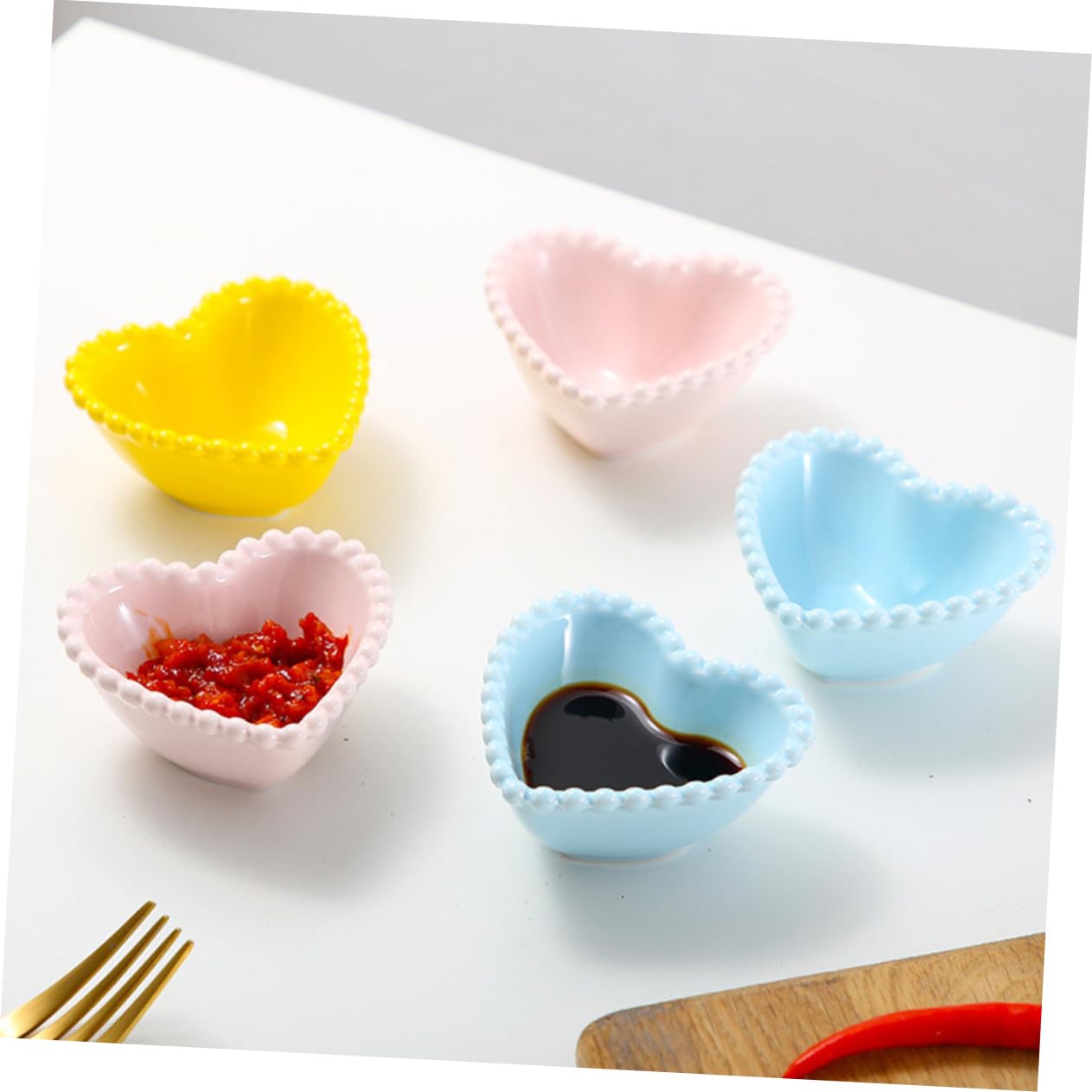 CIYODO Mini Dessert Plates Heart Shape Ceramic Sauce Dishes Snack Serving Trays Skid Seasoning Bowls Random Color