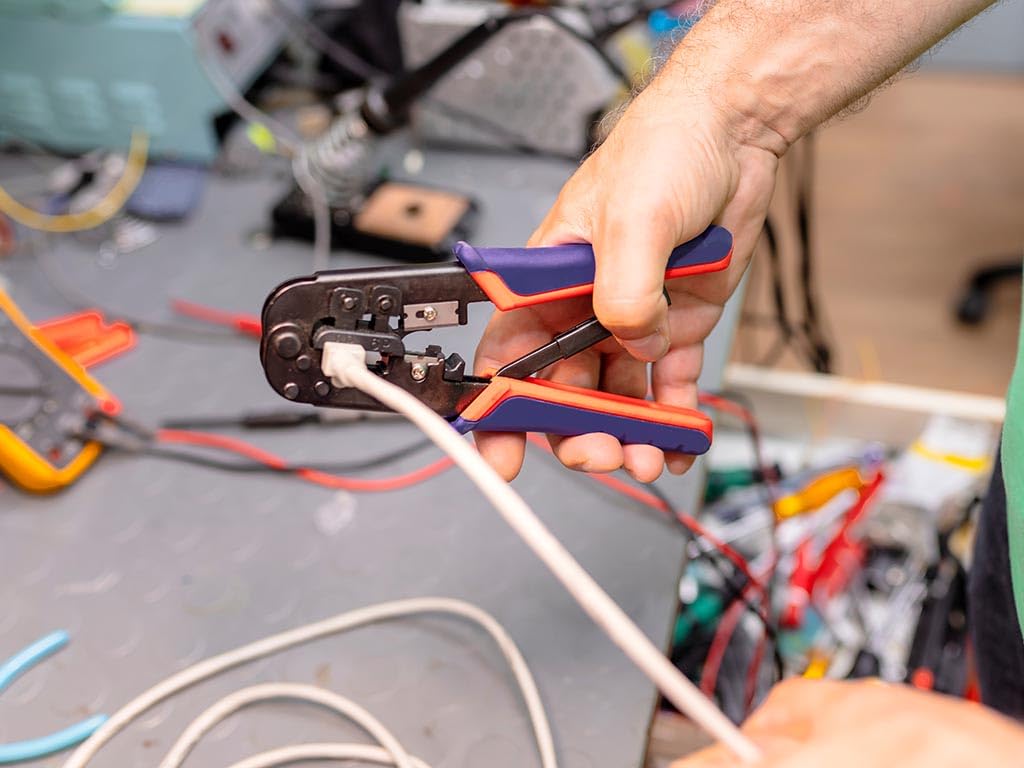 Toolland Pince à sertir professionnelle, pour RJ45, couper, dénuder et sertir en toute simplicité