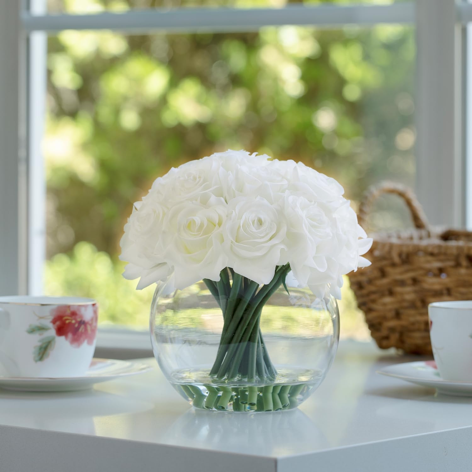 Composizione di rose artificiali in seta con vaso e acqua finta per centrotavola – 16 teste