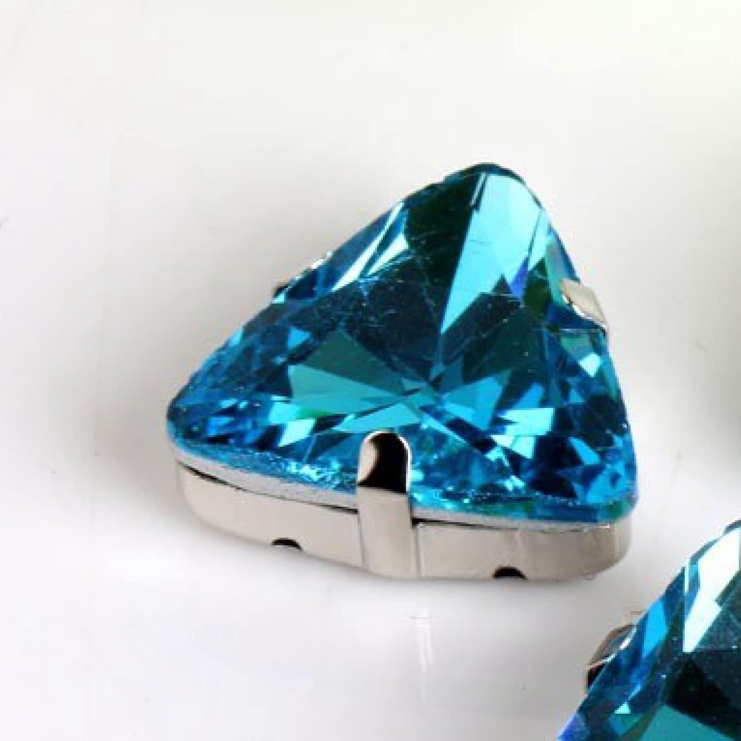 przyszyć dżetów, 18 mm 50 szt./opakowanie Szklane kryształki w kształcie trójkąta z pazurkami, metalowa podstawa, klamra, kryształowy kamień, diament(Aquamarine)