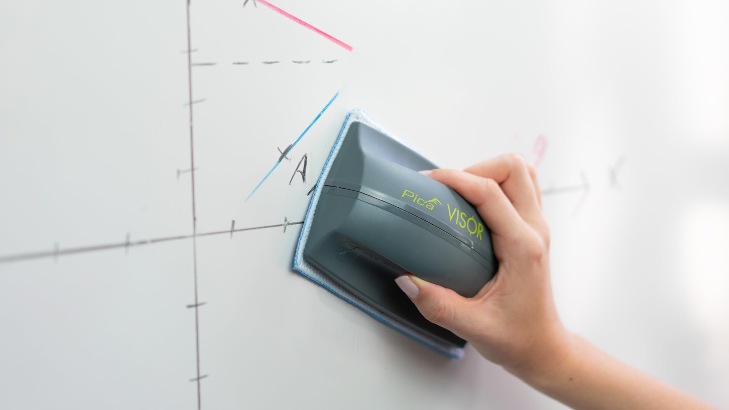 Pica Visor Boardmarker Starter-Set I Whiteboard komplett-Set | 4 Marker, Wischer und 2 Mikrofaser-Pads I trocknet nie aus I nachhaltige Gelmine I für Whiteboards, Tafeln und Glas