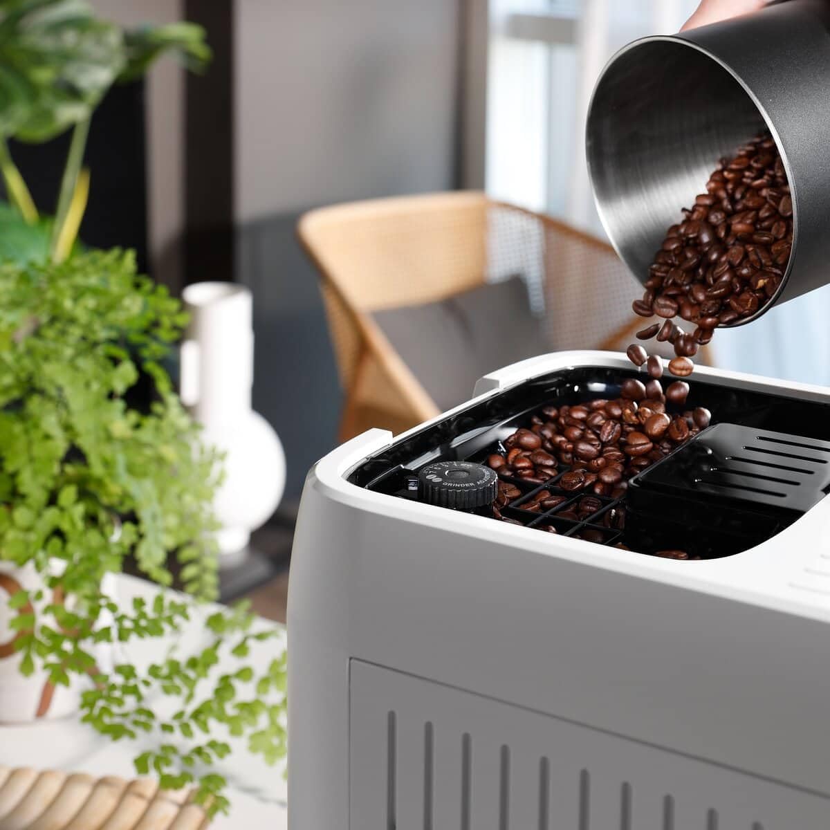 De'Longhi Magnifica Plus ECAM320.60.W, Macchina Caffè Automatica, Sistema LatteCrema Hot per Cappuccino Automatico, 4 Ricette, Display Colorato Soft Touch, Funzione Extra Shot, Funzione x2, Bianca