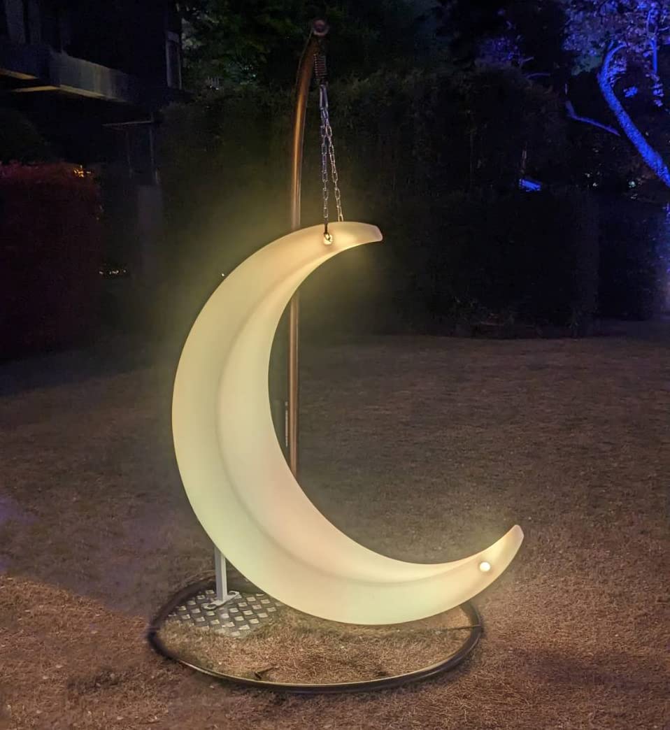 最後の一つ なんか変な形の椅子 光る！