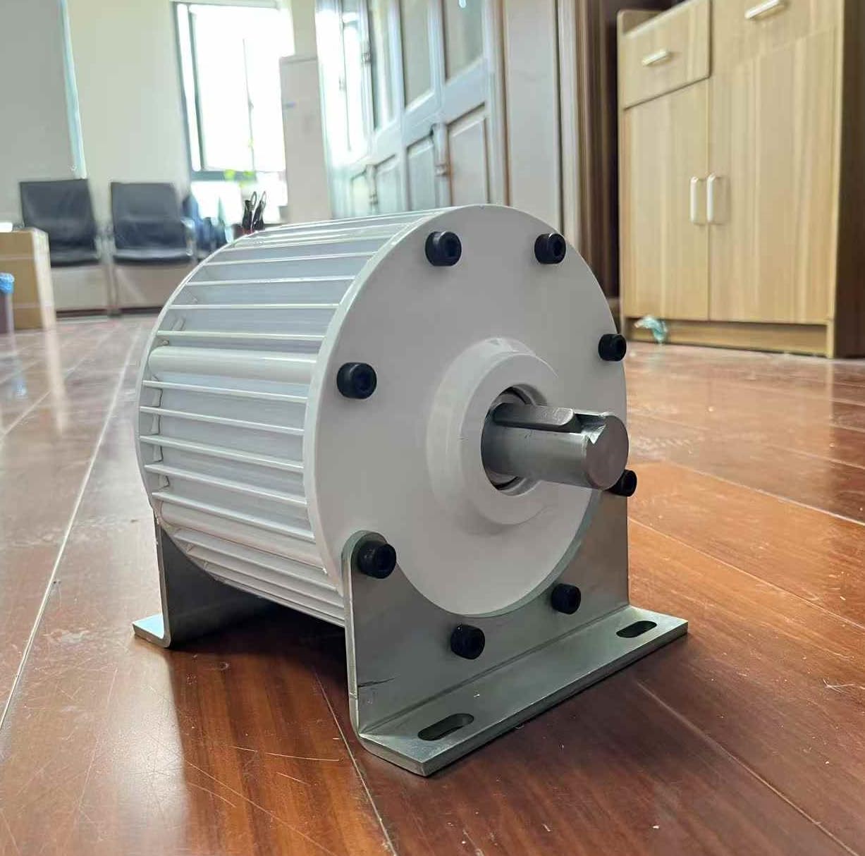 2000W 3 Phasen Permanent-Magnetgenerator 500U/min Getriebeloser Elektromotor,48V,220V,380V Permanentmagnet-Synchrongenerator für Windkraftanlagen Wasserturbinengenerator mit Sockel