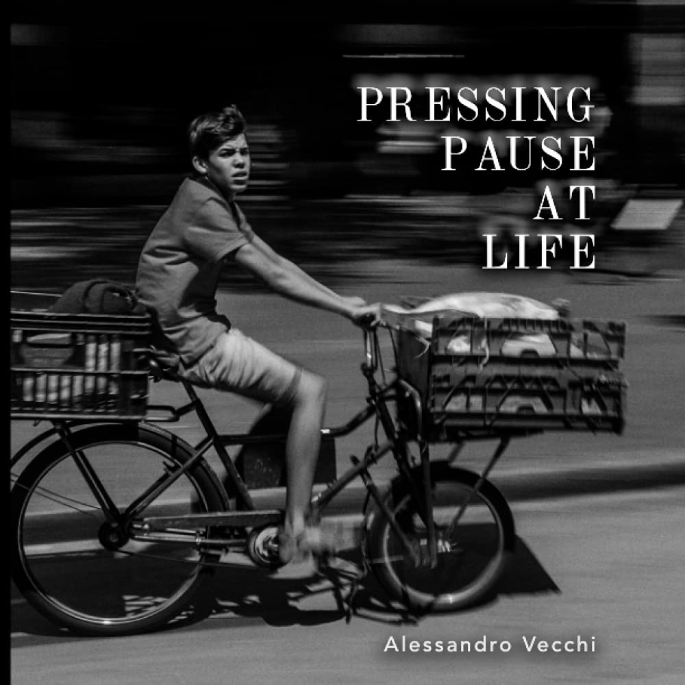 Street Photography Pressing Pause at Life Émotion Poésie Urbaine