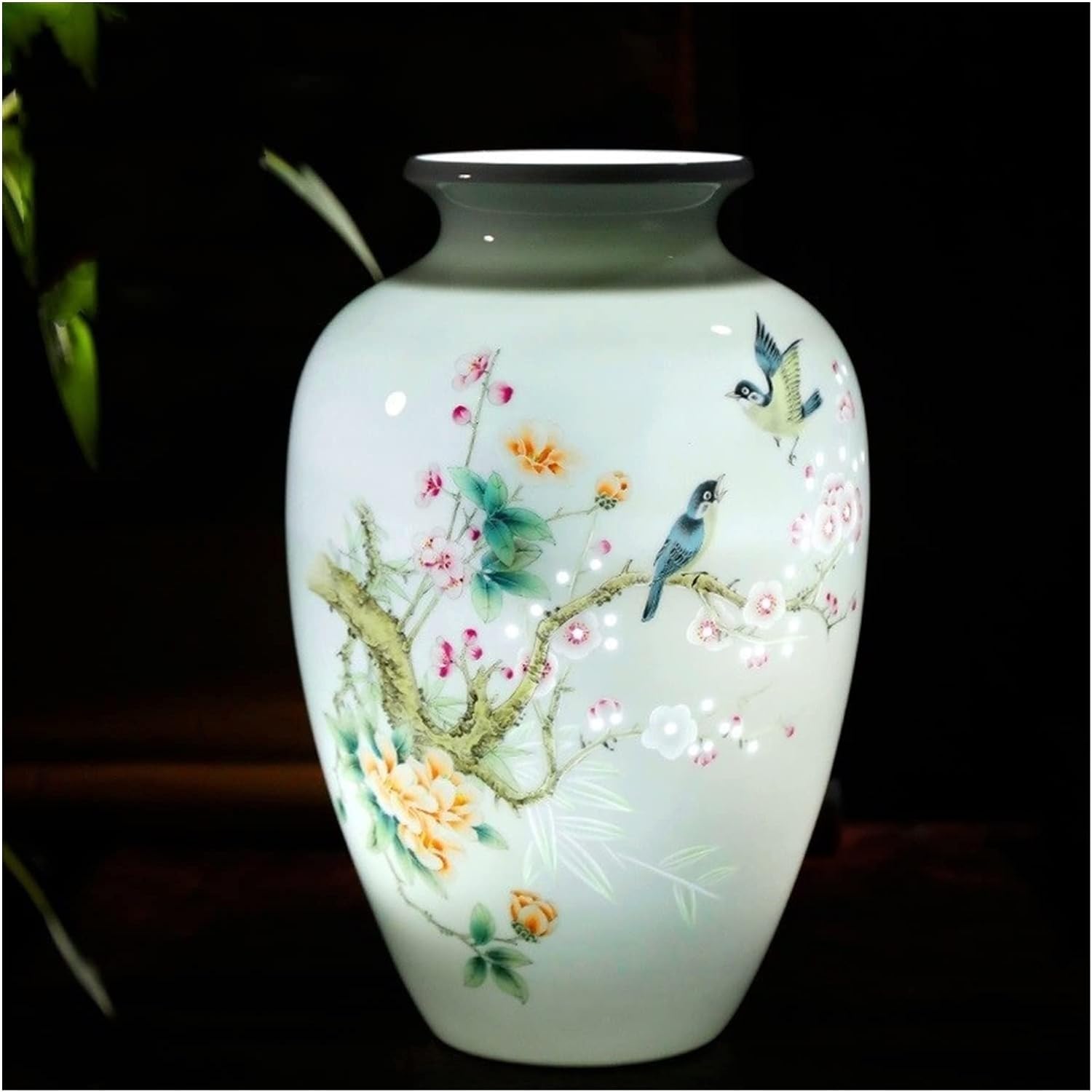 Ceramiczny wazon, kompozycja kwiatowa, ręcznie malowana, chiński wystrój salonu, antyczne półki, porcelanowe ozdoby.()