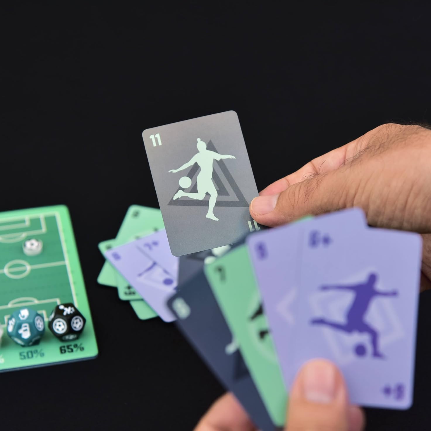Player 12 - Juego de mesa de Fútbol, con Cartas y Dados para marcar Goles, fácil de aprender, rápido y entretenido, formato pequeño de viaje, Regalo niño/niña 6 7 8 9 10 11 12 años familiar