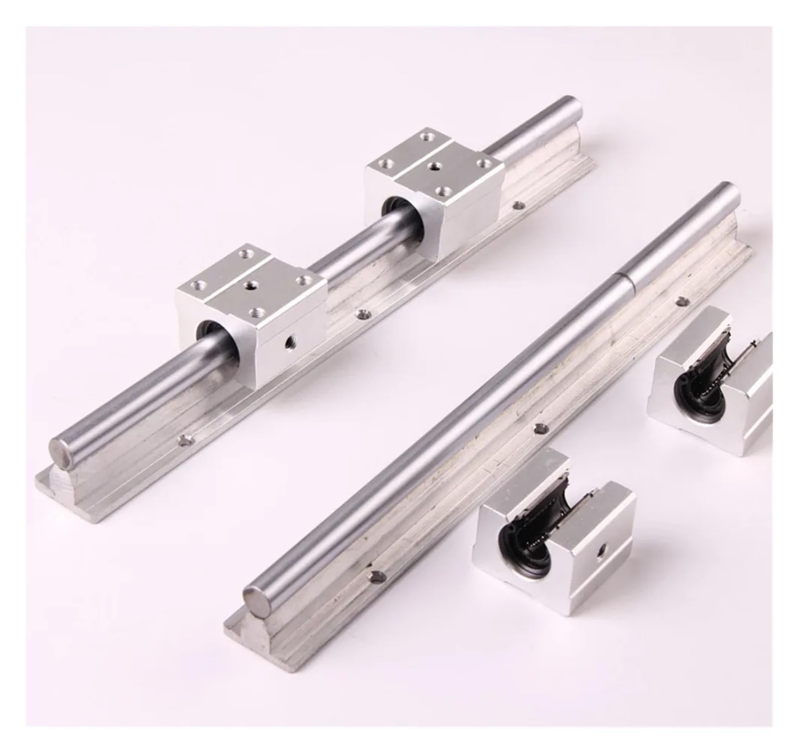 300 400 500 600 800 1000 1200 1300 1500 mm Vollständig unterstützte Linearschienen-Gleitwellenstange mit 4-teiligem Lagerblock(800mm)
