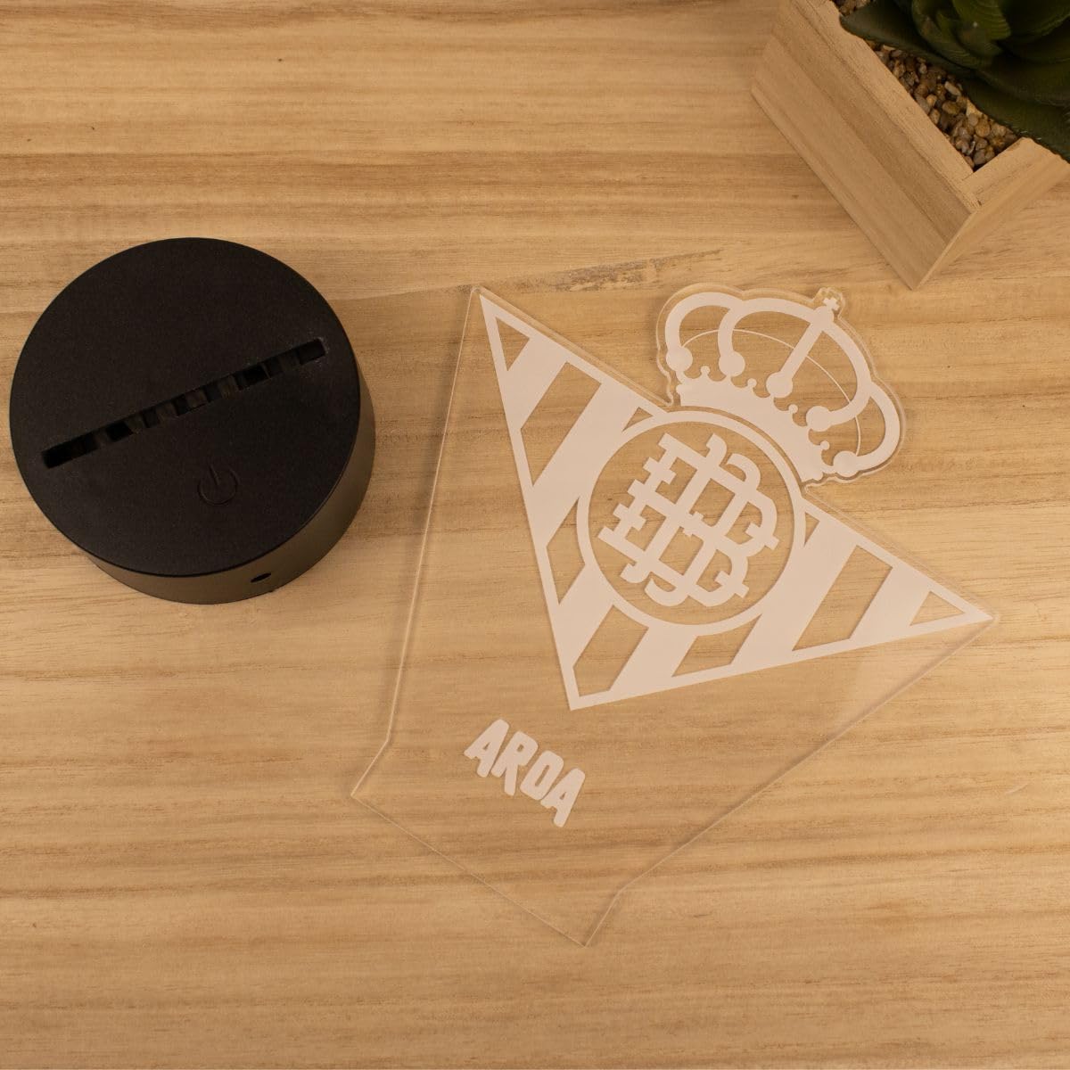 DEREGALOOS Lámpara LED Personalizada Betis. Escudo personalizado Betis con luz. Regalos Originales fútbol. Regalos para Aficionados del Futbol.