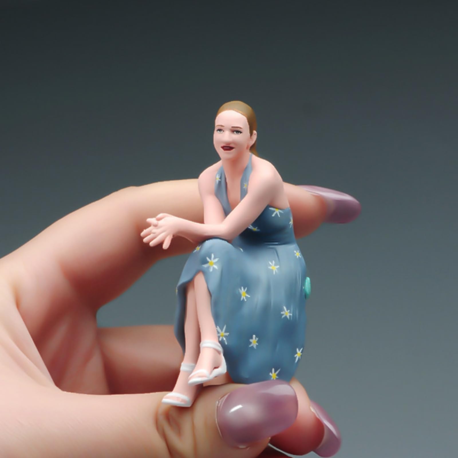 Miniaturfigur Frau Sitzend Resinfigur Dekorationsfigur Sammlerfigur Ruhige Sitzhaltung Feines Finish für Kabinett Tischplatte Leseecke Geeignet