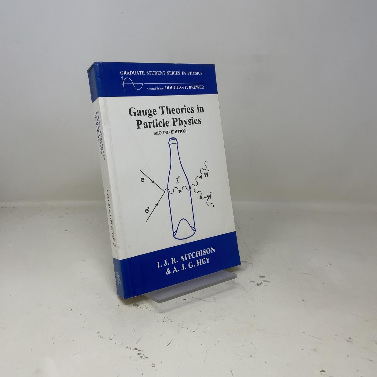 Gauge Theories in Particle Physics: A Practical Introduction (Graduate Student Series in Physics)