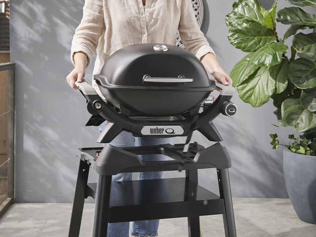 Weber Q 1200N – Barbacoa de Gas con mesas Laterales, Encendido electrónico, termómetro Integrado, 1 Quemador de Acero Inoxidable, compacta y Potente, Color Negro