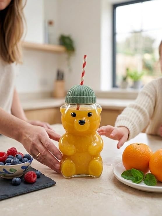 Özel Tasarım Ayıcık Figürlü Cam Matara ve Pipetli Bardak | Çocuklar İçin Sevimli Su ve Meyve Suyu Şişesi, 18 cm x 10 cm, Bere Şapka Kapaklı