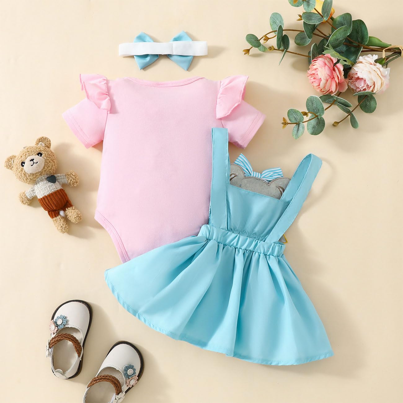 Set di Vestiti per Bambina Piccola Composto da Tutina + Abito con Bretelle Ricamate con Orsacchiotto + Cerchietto con Fiocco, Tutina con Maniche ad Aletta e Scollo Rotondo per 0-18 Mesi, Rosa