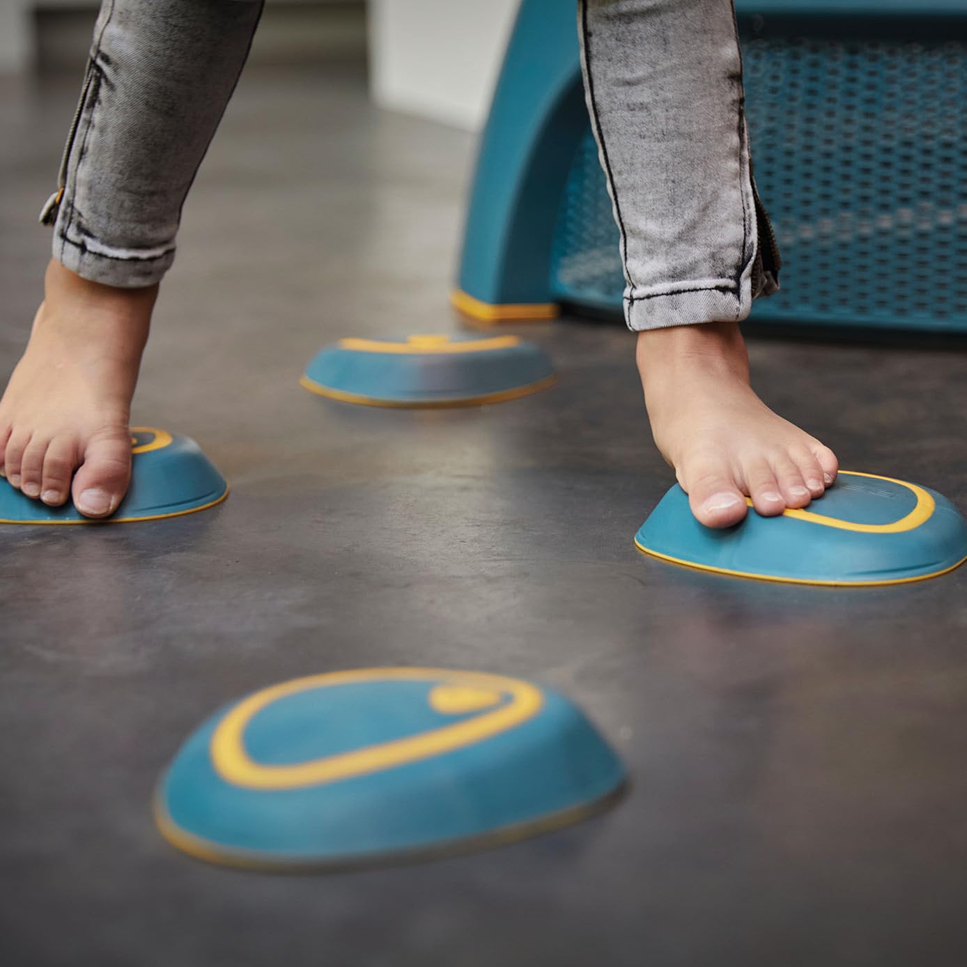 BERG Hoppaa Kindertrampolin für 1–4 Jahre | Indoor & Outdoor Mini Trampolin für Kleinkinder | sicheres Trampolin mit Haltegriff | Motorik- und Gleichgewichtstraining | rutschfestes Design