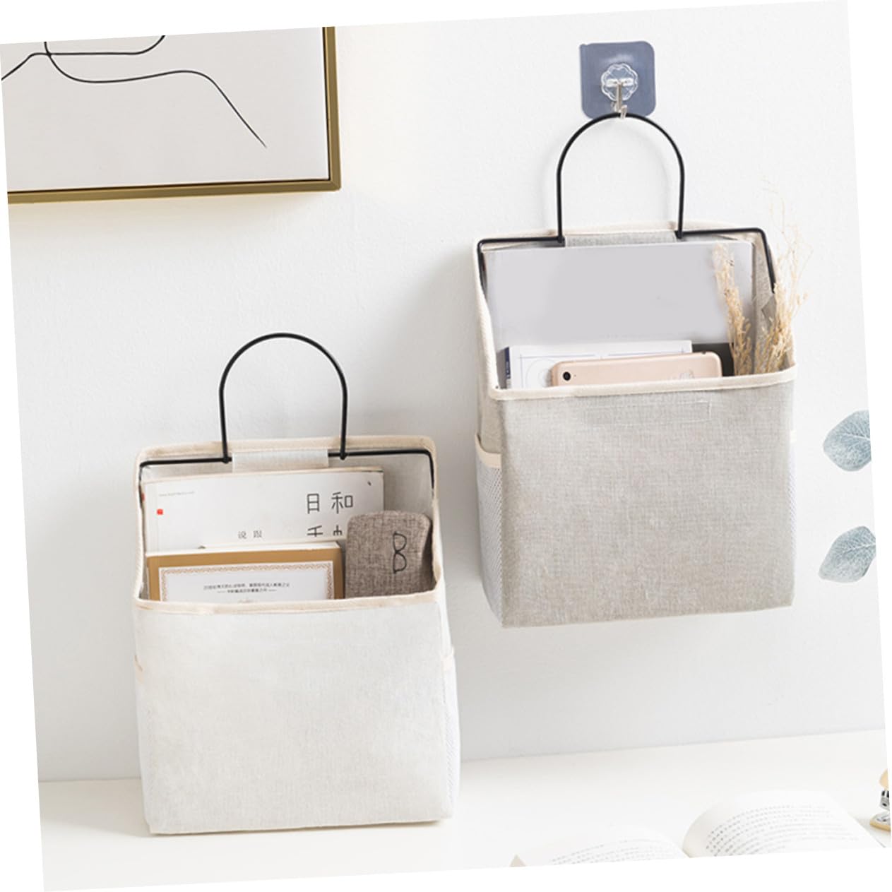 BESTYASH 2 pezzi Borsa Portaoggetti da Parete in Tessuto Pieghevole con Gancio Adesivo Organizer Multiuso per Camera Cucina e Armadio Resistente e Leggera Colori Grigio e Bianco