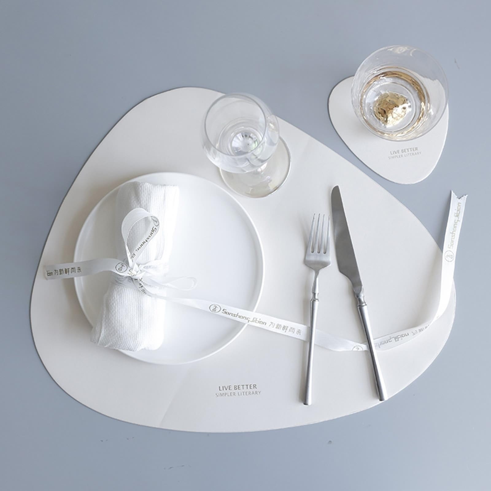 Set de table rectangulaire beige pour protéger le bois des taches de cuisine