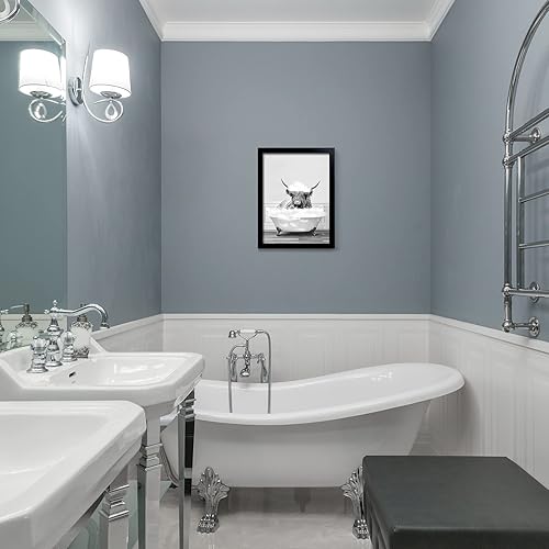 Miniatura 3 de Divertido arte de pared enmarcado de vaca Highland en bañera, lienzo blanco y negro de vaca en el baño, imagen de baño de granja, decoración de