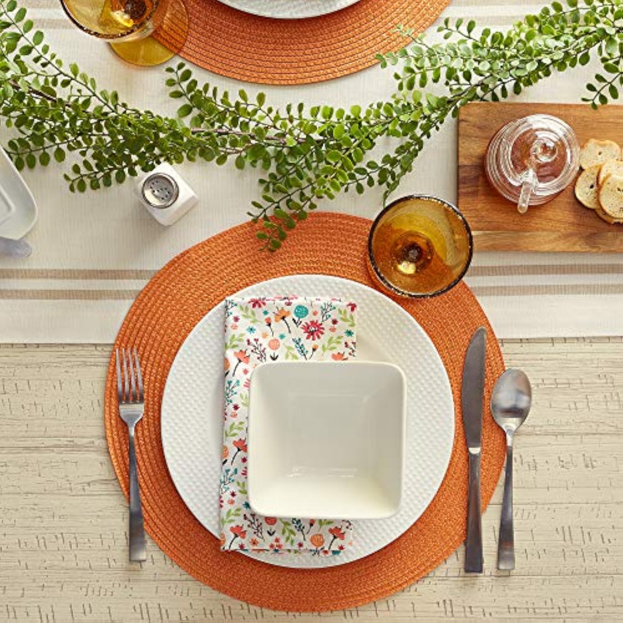 Classic Woven Round Placemat for Indoor/Outdoor Table Settings