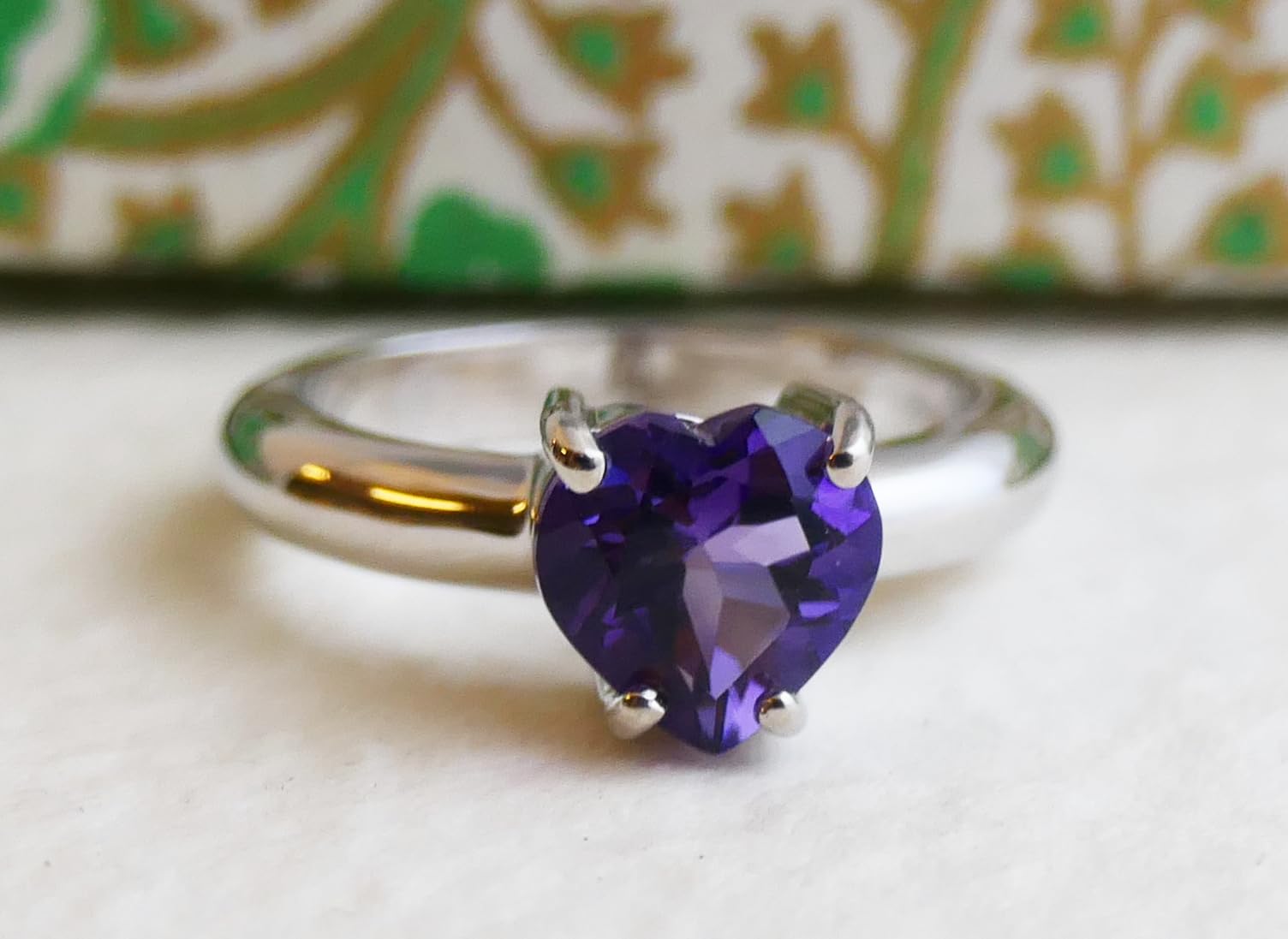 Anillo de plata esterlina con corazón de piedras preciosas de amatista