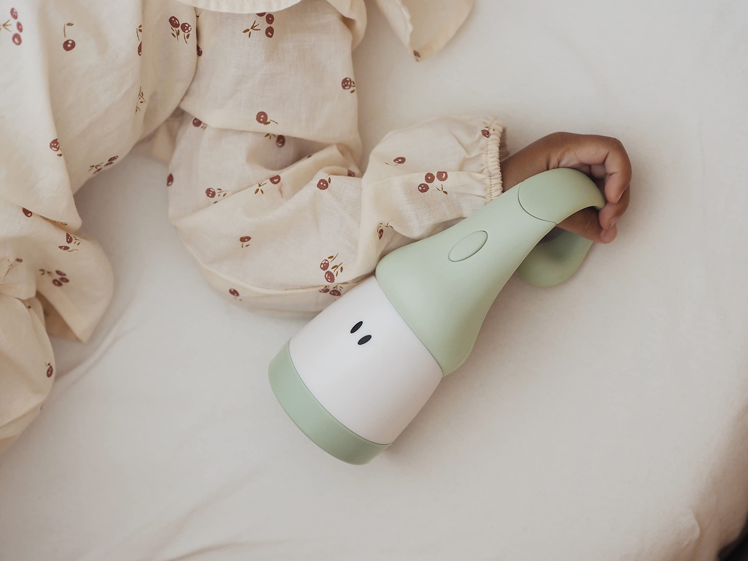 Beaba Lampka nocna dla dzieci/niemowlęcia, przenośna bezprzewodowa, Ewolucyjna w Latarkę, miękkie światło, ergonomiczna konstrukcja: Przyczepia się do uchwytów, łóżko z drążkiem, długa żywotność 90 godzin, Latarka Pixie, szałwiowa zieleń