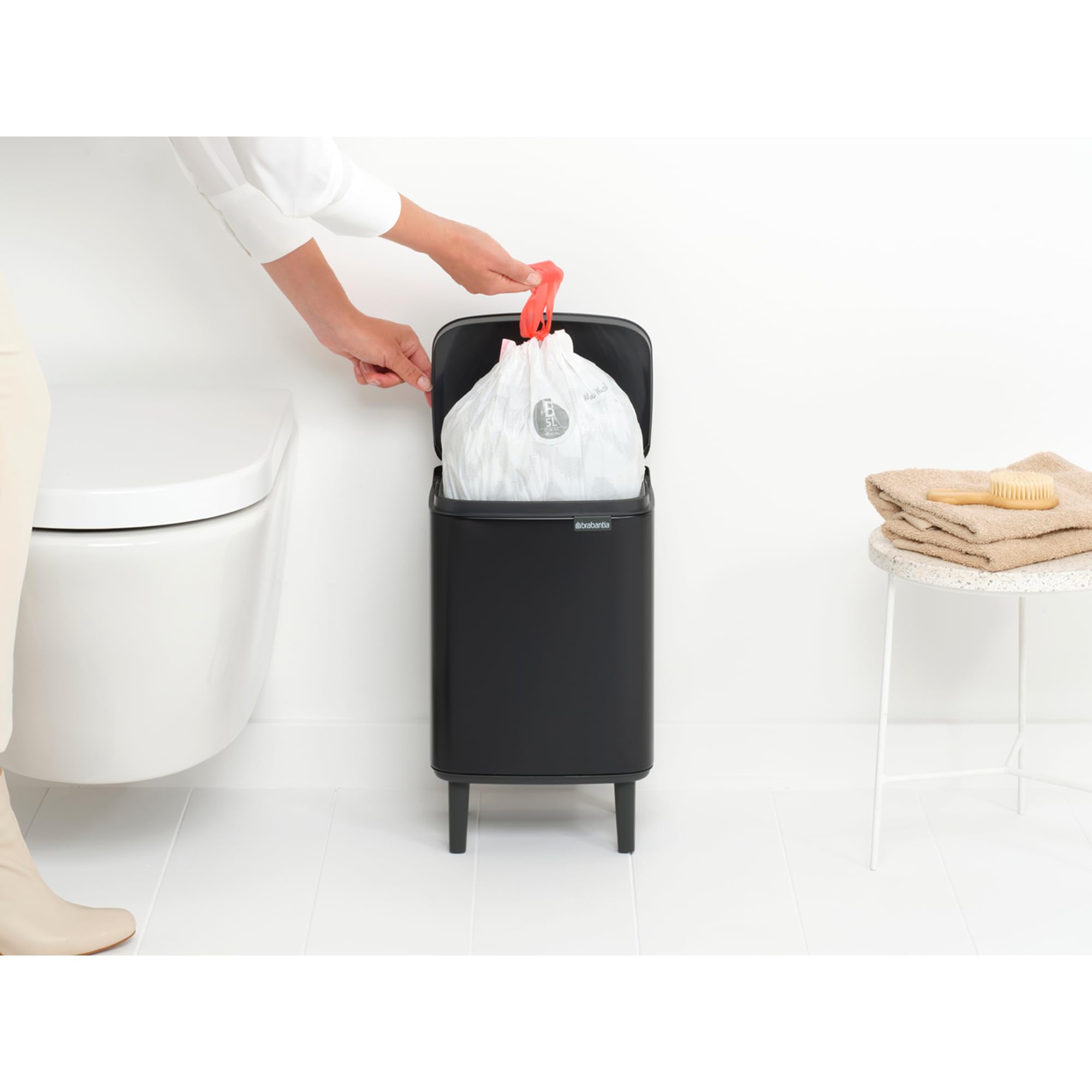 Brabantia Bo Waste Bin Hi Pattumiera 7L con Coperchio a Chiusura Ammortizzata, Secchio Interno Rimovibile e Maniglia per il Trasporto, ottimo per Bagno, Camera da Letto e Ufficio, Matt Black