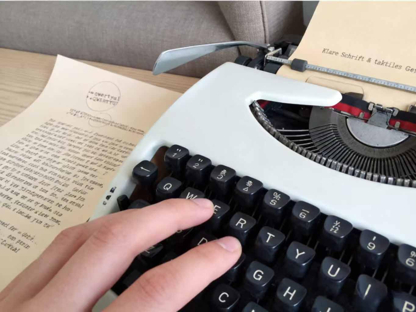 Vintage Manuelle Schreibmaschine, tragbare klassische Schreibmaschine für Schriftsteller & Sammler – funktionale Retro-Schreibtischdekoration mit gealtertem Look