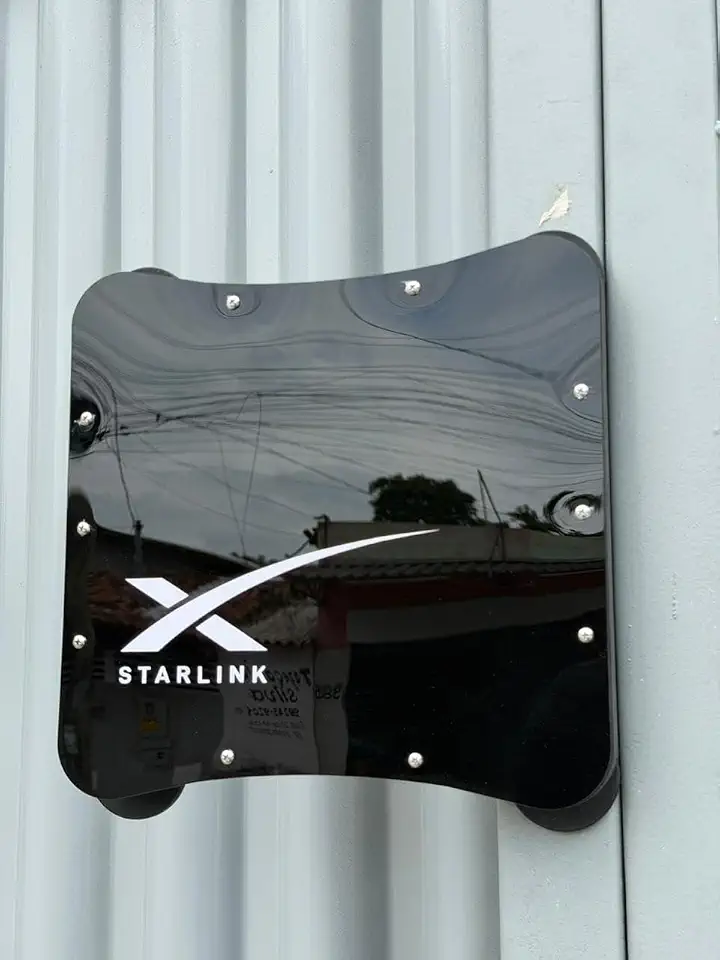 SUPORTE VEICULAR CASE PARA STARLINK MINI GERAÇÃO 4 COM 4 IMÃS NEODIMIO EMBORRACHADO (PRETO) (PRETA)
