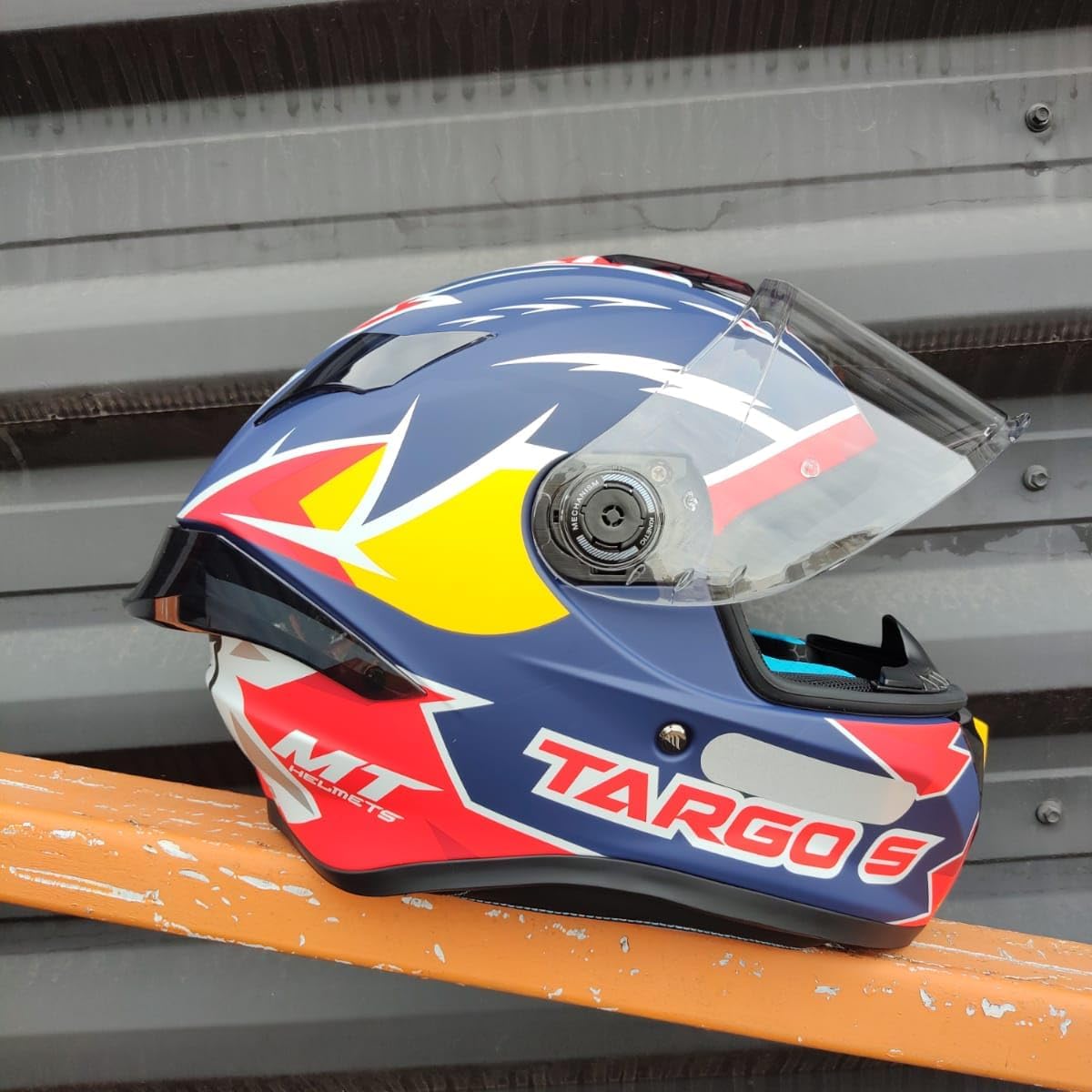 Imagem lateral do capacete com fundo metálico e texturizado. Imagem lateral do capacete com fundo metálico e texturizado.