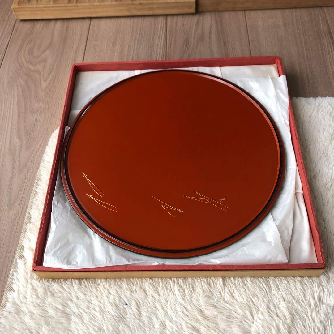 特産輪島塗 赤い漆器 膳 中央に模様あり 特産輪島塗 赤い漆器 膳 中央に模様あり