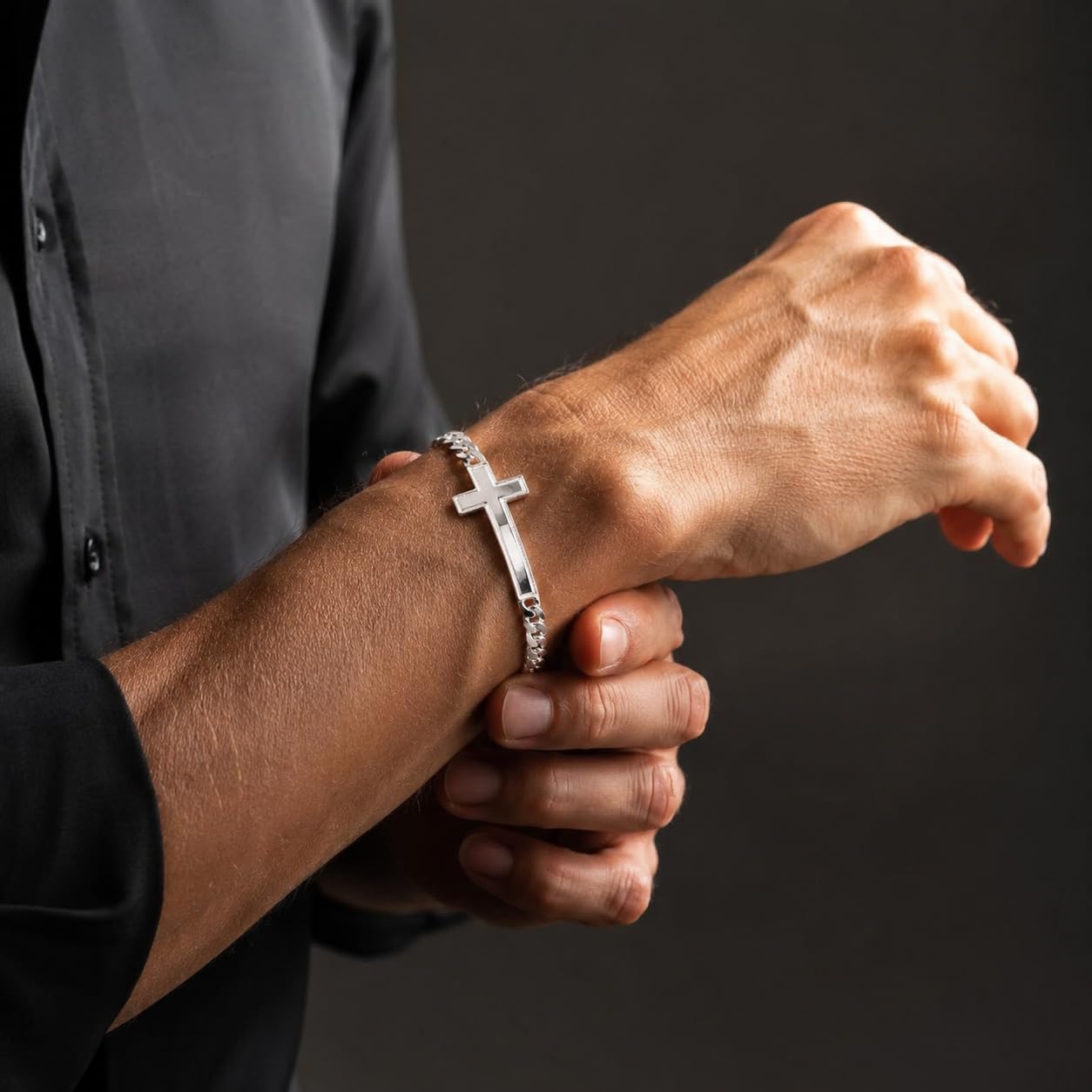 AKA Gioielli - Bracelet Croix Homme en Argent 925, Bracelet avec Croix et Chaîne Maille Cubaine de 6 mm en Argent - Longueur 22 cm, Idée Cadeau Élégante avec Coffret