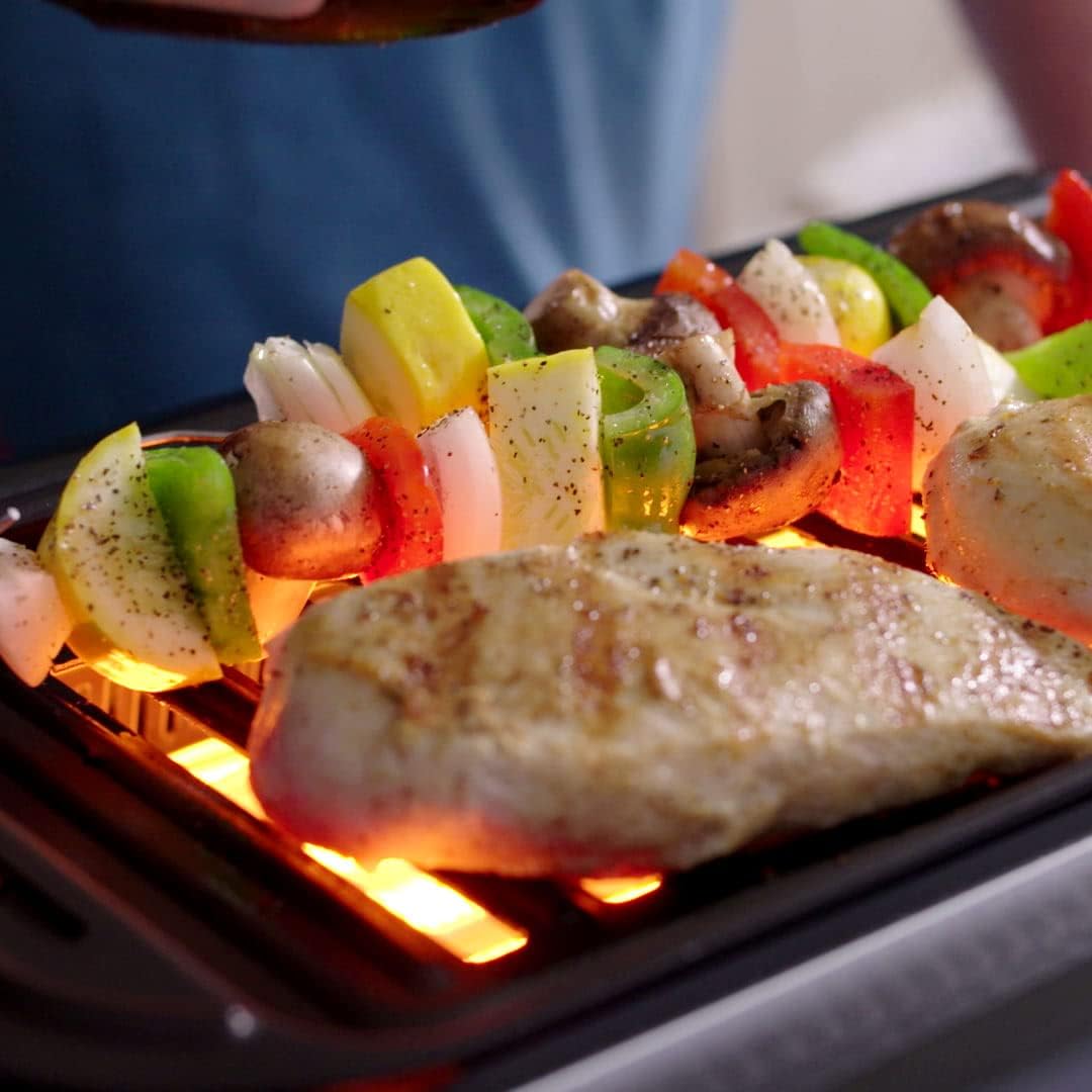 Livington Rotisserie Chef - Rot - Indoorgrill, Drehgrill & Tischgrill - Drehspieß für Hähnchen - Elektrogrill - Automatische Abschaltfunktion - Duo-Infrarot Heizelemente