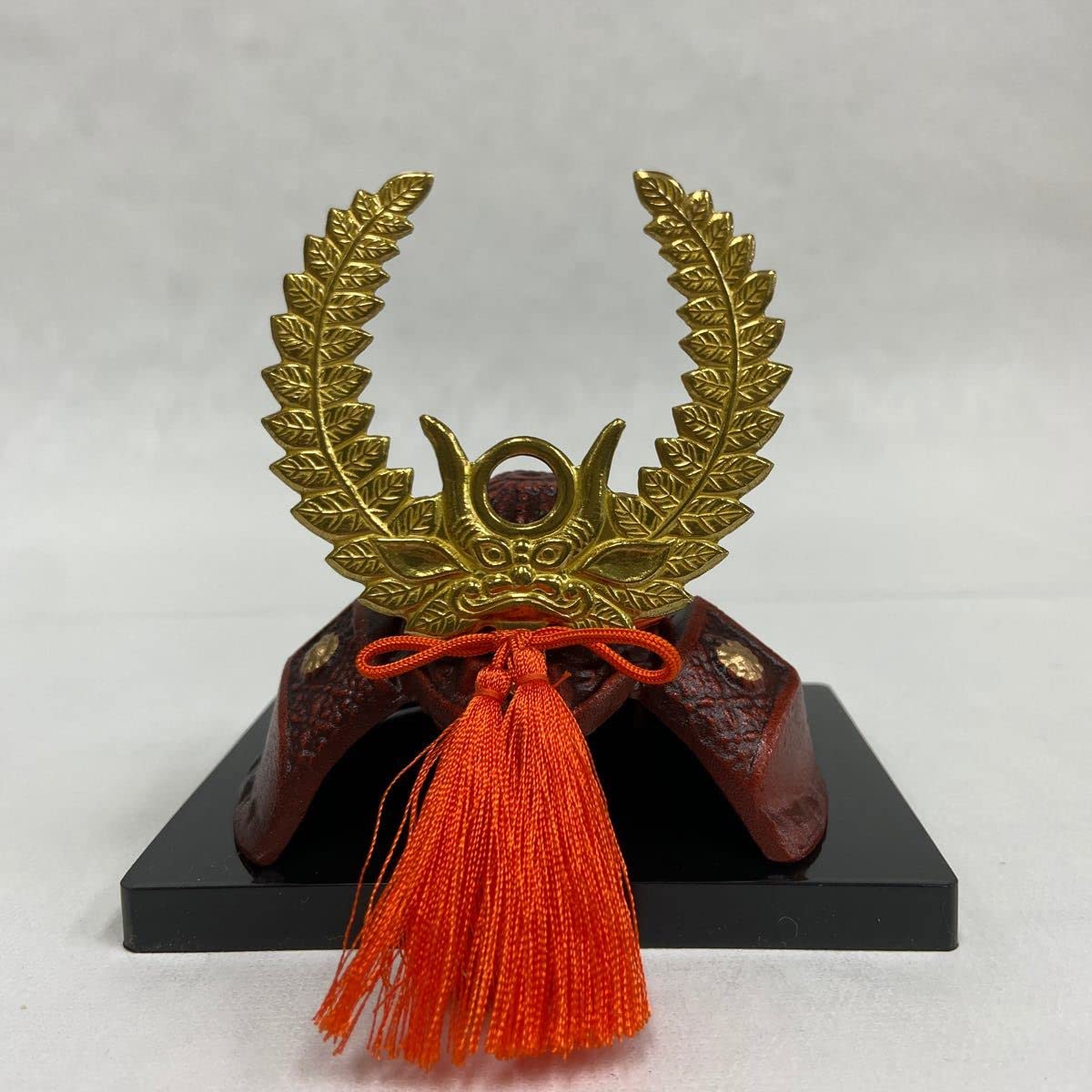 武将兜　徳川家康　PC台付 Amazon | 武将兜 ミニ兜 徳川家康 PC台付 小さな兜 | 兜飾り