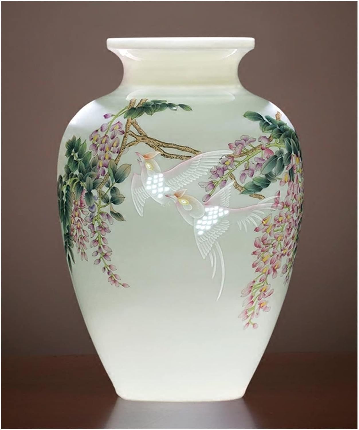 Ceramiczny wazon, kompozycja kwiatowa, ręcznie malowana, chiński wystrój salonu, antyczne półki, porcelanowe ozdoby.()
