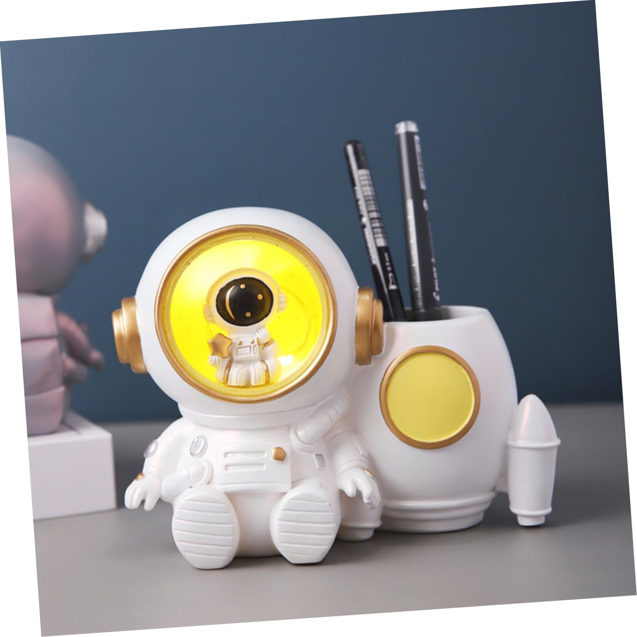 Hemobllo Porta Penne in Resina Bianca Astronauta Portapenne con Luce Grande Capacità per Carta da Visita e Gioielli Accessorio Scrivania per Bambini e Ragazzi