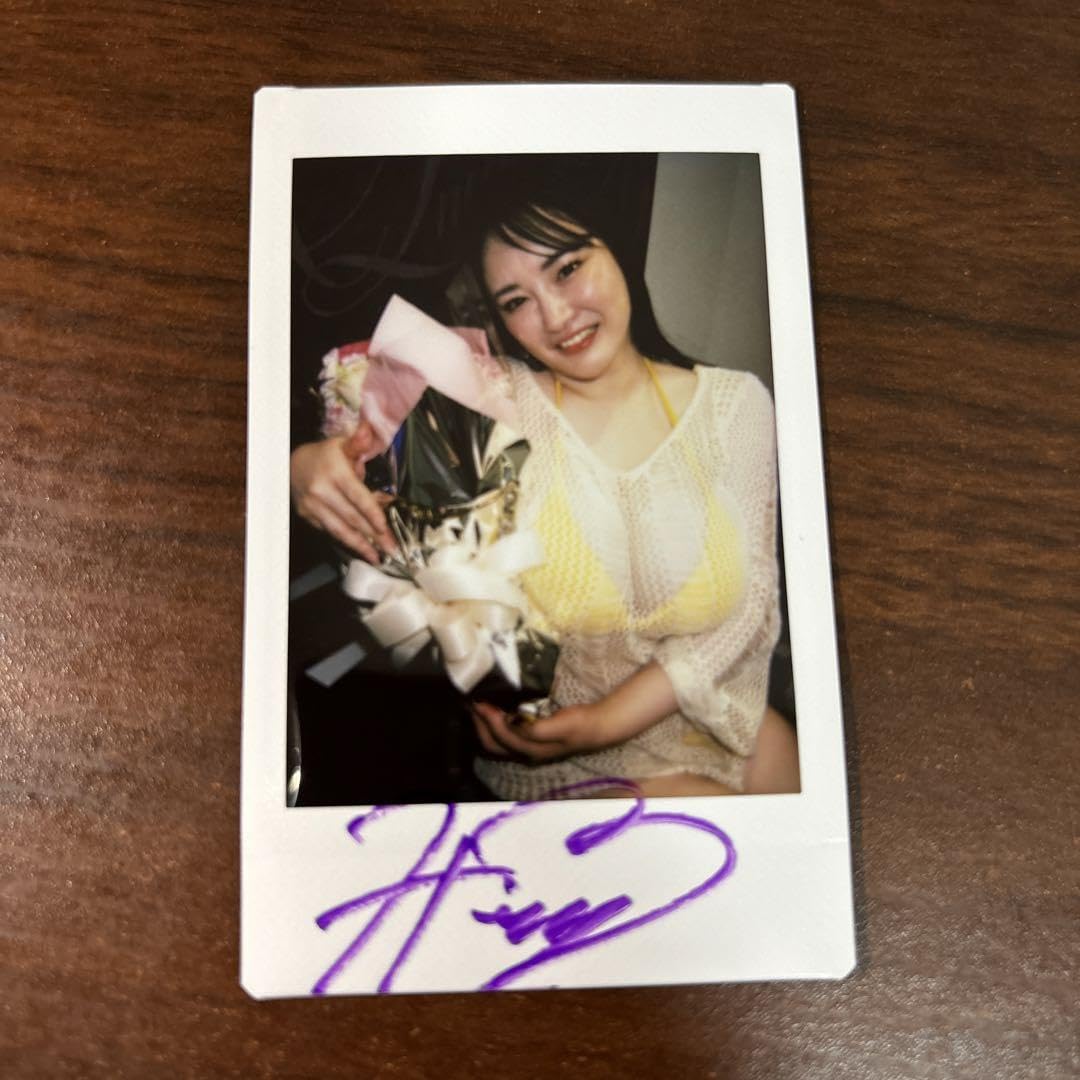 Amazon.co.jp: Himari 写真集 Queen B 直筆サイン入りチェキ : おもちゃ