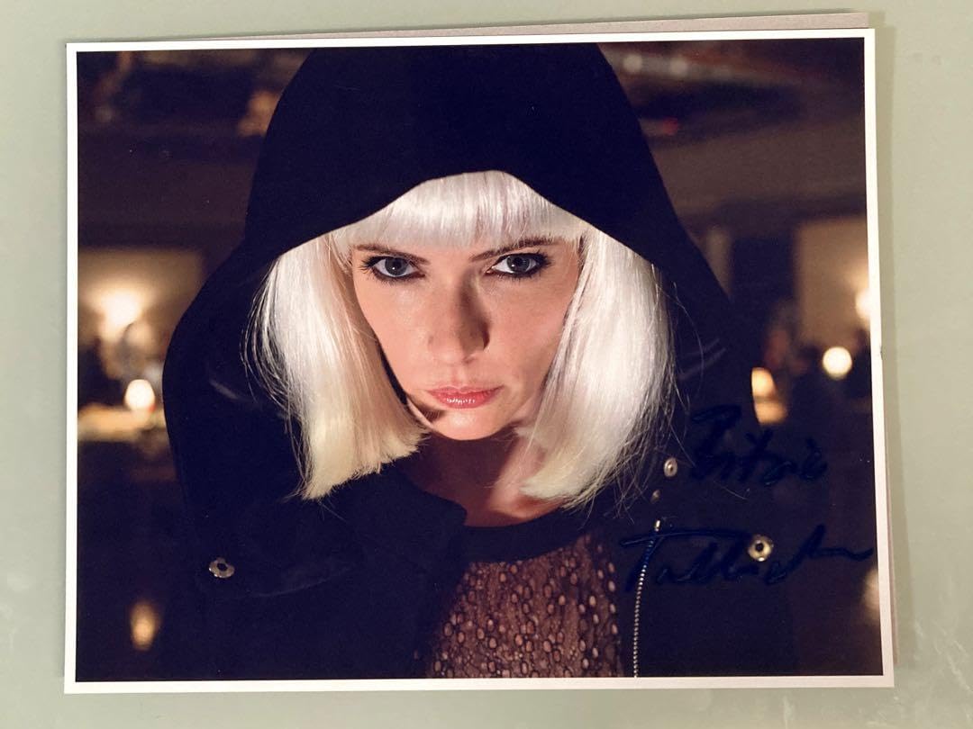 ビッツィー・トゥロック直筆サイン入り超大型写真…Bitsie Tulloch Amazon.co.jp: ビッツィートゥロック直筆サイン入り超大型写真