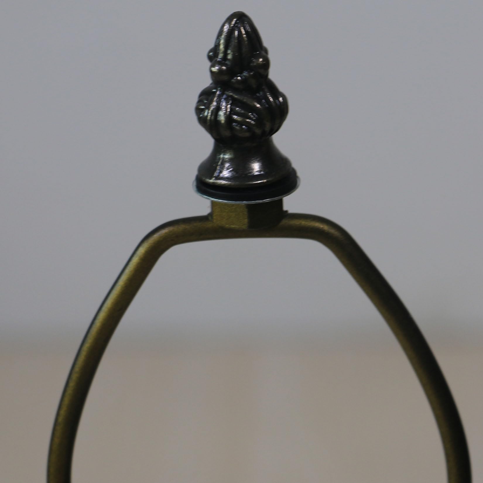 BOTOWI Antiker Bronze-Tischlampensockel mit E26 / E27X1-Lampenfassung für 8-Zoll-Lampenschirm aus Tiffany-Stil Buntglas-Lampenschirm Masthöhe 15-Zoll-Retro-Legierungs-Lampenfassung Ersatz