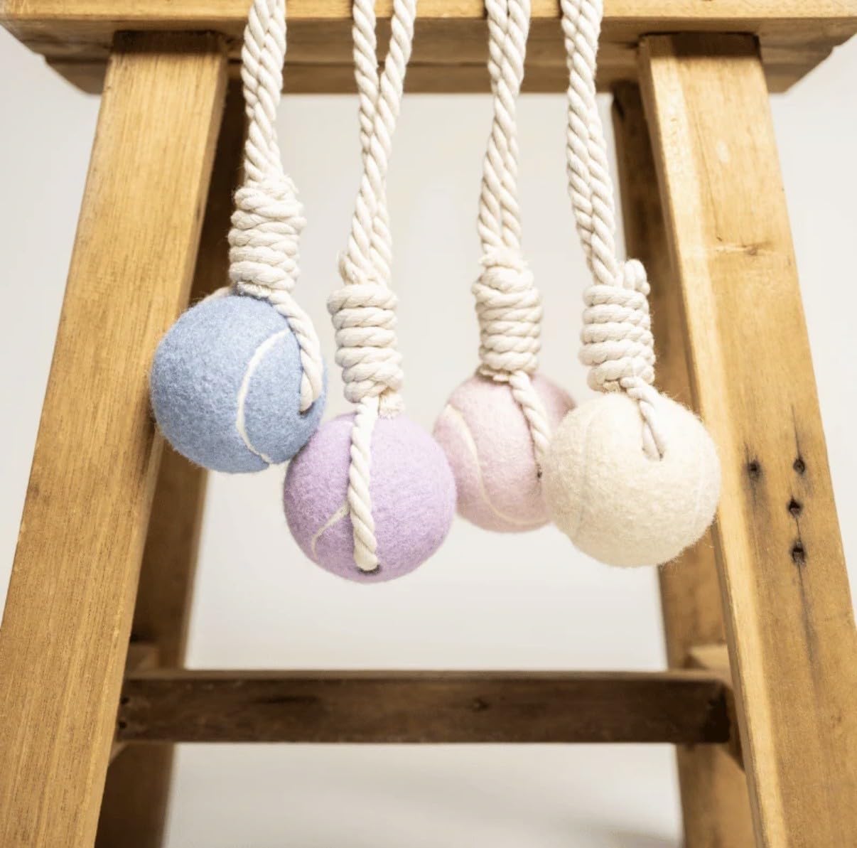 Hundespielzeug, Tennisball mit Seil 32cm in verschiedenen Pastellfarben, interaktives Wurf- und Zerrspielzeug, Zahnpflege, langlebig (Beige)