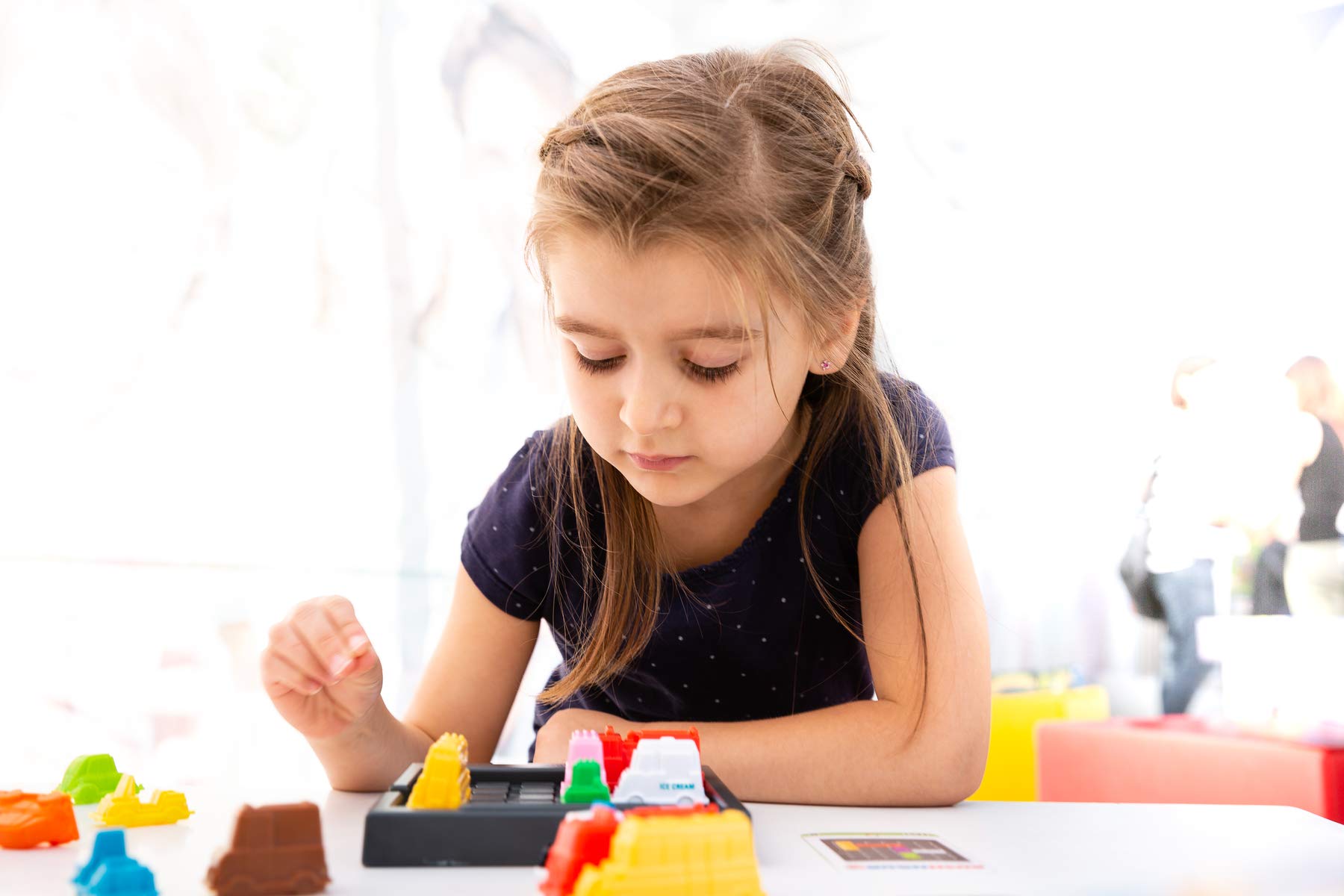 ThinkFun 76442 - Rush Hour Junior - Das bekannte Logikspiel für jüngere Kinder ab 5 Jahren. Das Stauspiel für Jungen und Mädchen.