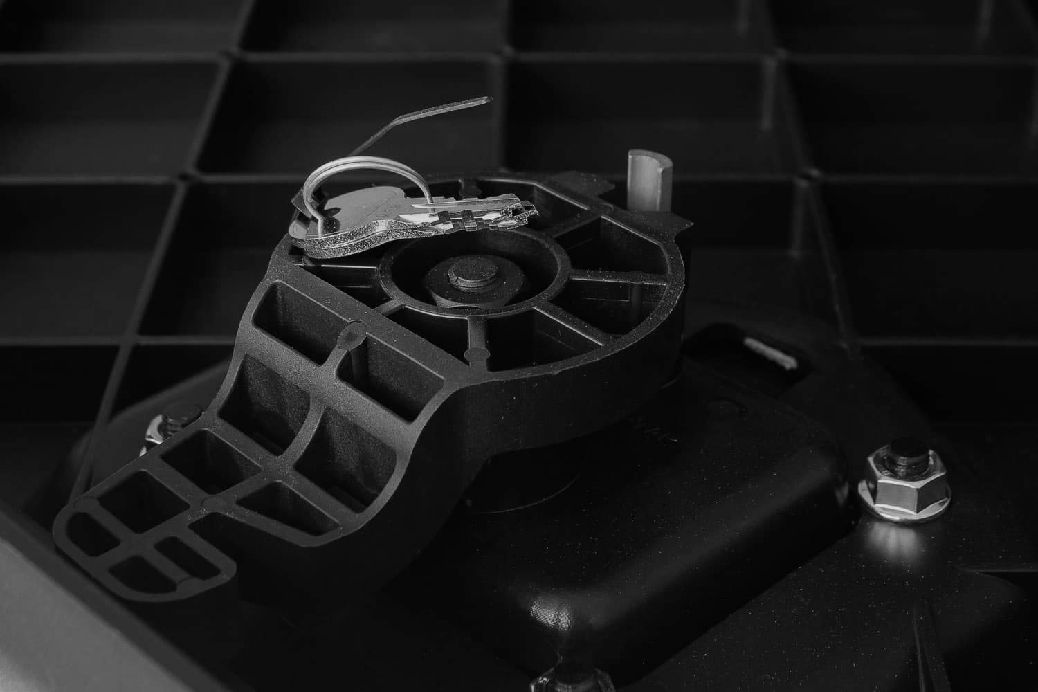 DAKEN Caja de Herramientas ARKA 1062 | Plástico reforzado con tres cerraduras. Perfecto para herramientas pesadas, cables de remolque y equipos en camiones.