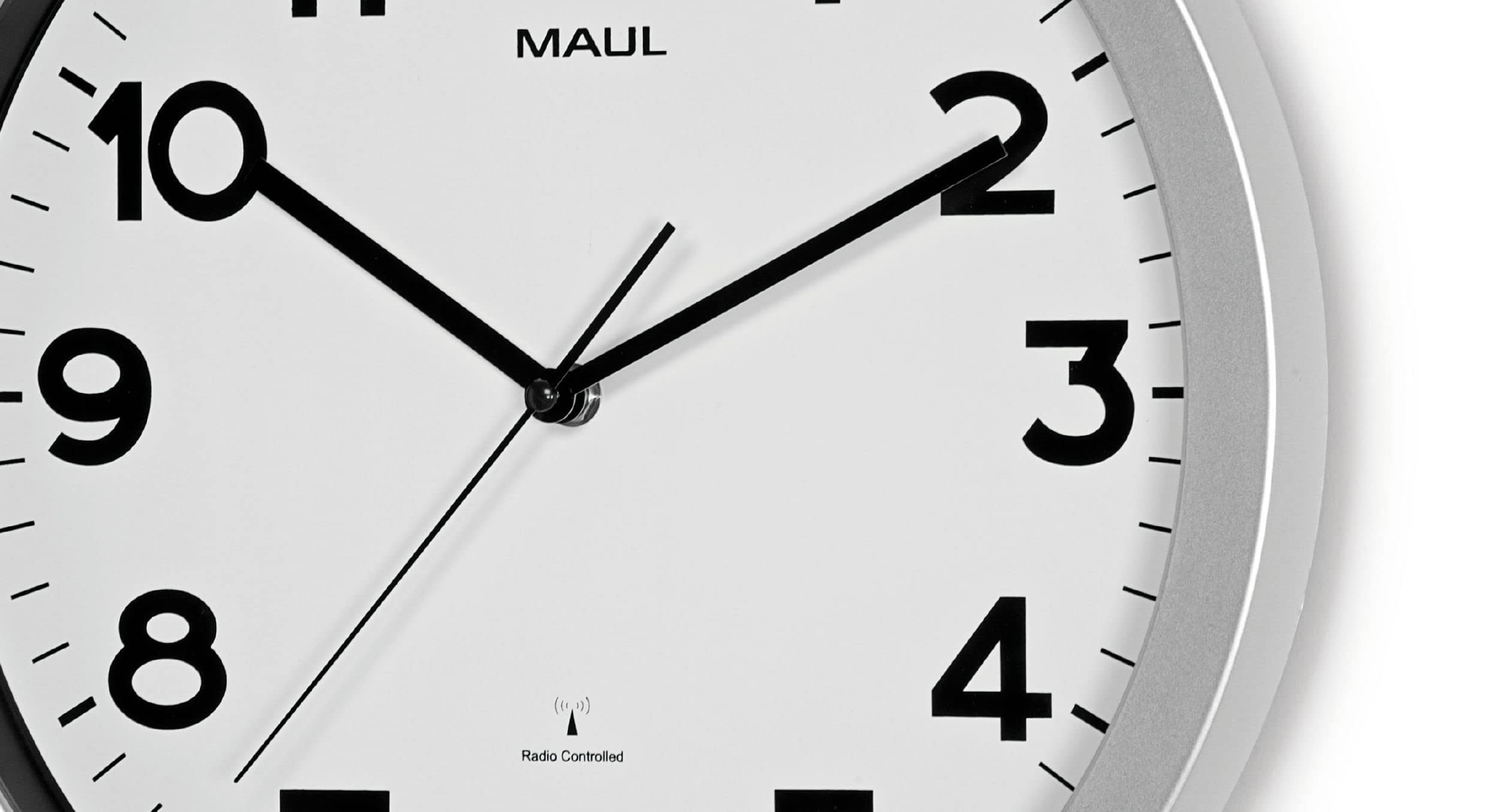 MAUL Funk Wanduhr silber MAULstep 35 cm analog leise mit Mineralglas | automatische Zeitsynchronisation, gut ablesbare Zahlen, leiser Lauf für Büro und Zuhause, robuster Rahmen, Batterie enthalten