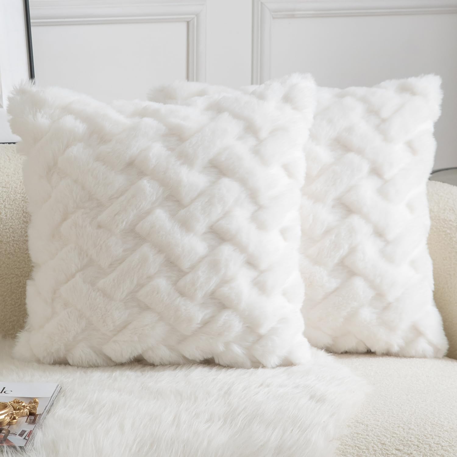 YAERTUN Set of 2 Decorative Cushion Covers Thick Plush Wool Pillows Covers Super Soft Luxury faux Rabbit Fur Velvet Throw Pillow Cases for Couch Sofa Bed Living Room 22x22 Inch 55x55 cm Cream White