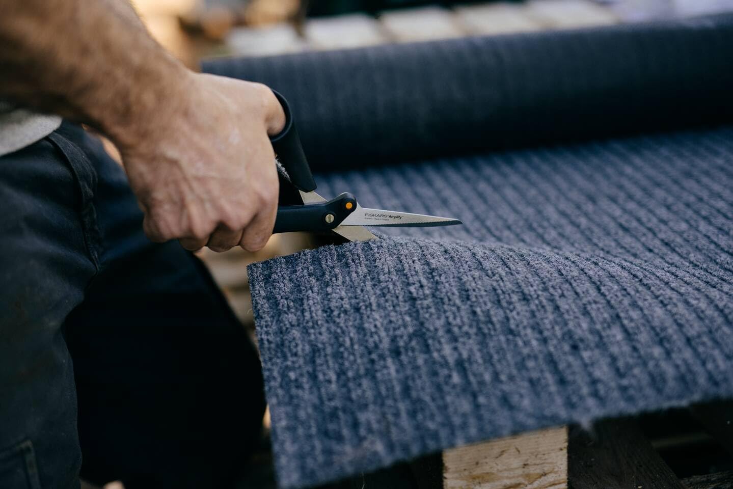 Fiskars Serrated Hardware Scissors, For right-handed users, With Power-enhancing Technology, Length: 21 cm, Stainless Steel Blade/Plastic Handles, Black/Orange, Amplify, 1020224