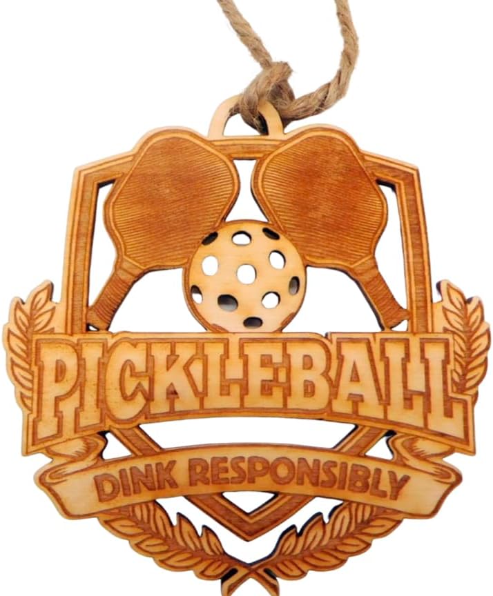 Adorno de pickleball de madera para árbol de Navidad, palas y bola de pepinillo hecha en los Estados Unidos